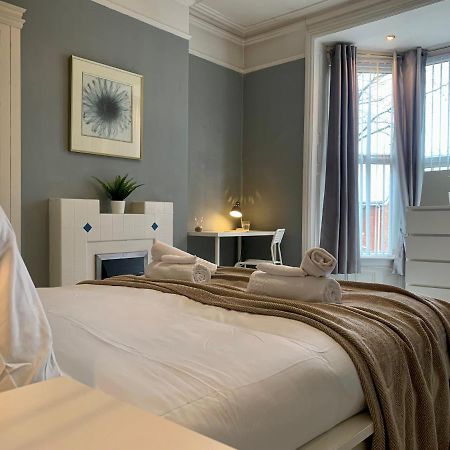 Somerford Place - 6 Beds - Sleeps 12 - Parks 2-3 Cars/Vans Willenhall Exterior foto