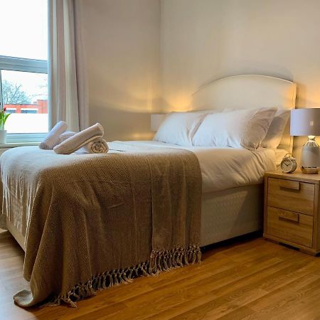 Somerford Place - 6 Beds - Sleeps 12 - Parks 2-3 Cars/Vans Willenhall Exterior foto