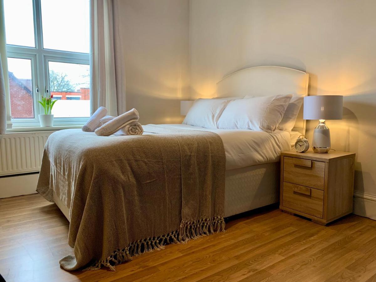 Somerford Place - 6 Beds - Sleeps 12 - Parks 2-3 Cars/Vans Willenhall Exterior foto