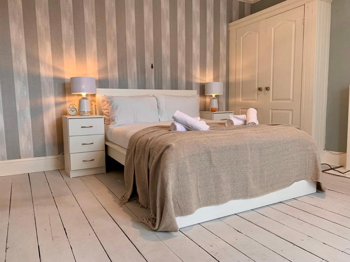 Somerford Place - 6 Beds - Sleeps 12 - Parks 2-3 Cars/Vans Willenhall Exterior foto