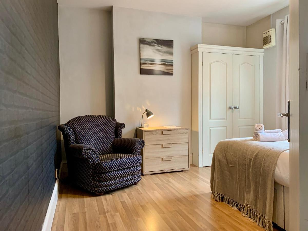 Somerford Place - 6 Beds - Sleeps 12 - Parks 2-3 Cars/Vans Willenhall Exterior foto