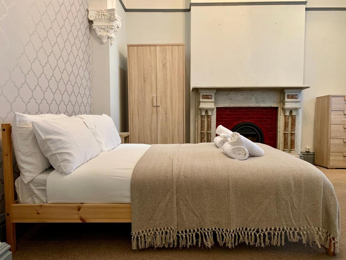 Somerford Place - 6 Beds - Sleeps 12 - Parks 2-3 Cars/Vans Willenhall Exterior foto