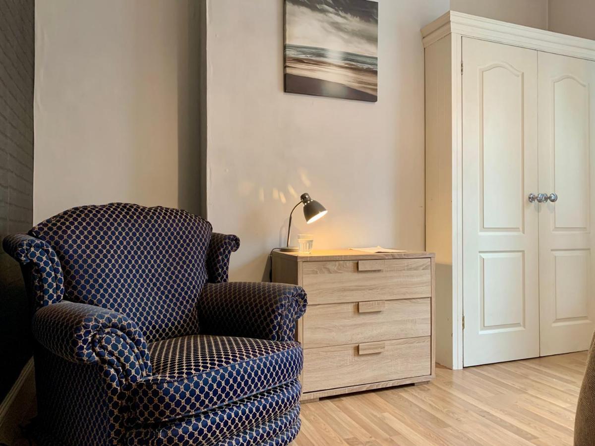 Somerford Place - 6 Beds - Sleeps 12 - Parks 2-3 Cars/Vans Willenhall Exterior foto