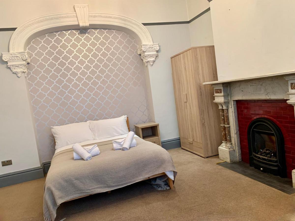 Somerford Place - 6 Beds - Sleeps 12 - Parks 2-3 Cars/Vans Willenhall Exterior foto