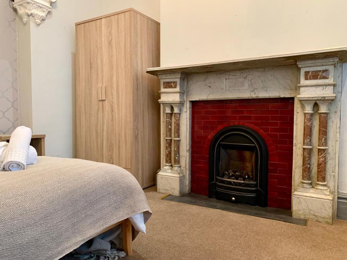 Somerford Place - 6 Beds - Sleeps 12 - Parks 2-3 Cars/Vans Willenhall Exterior foto