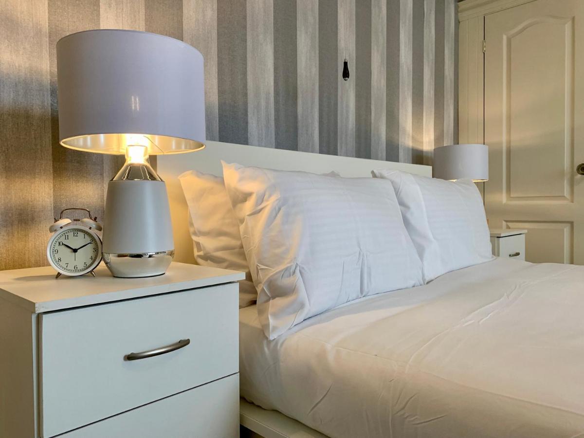 Somerford Place - 6 Beds - Sleeps 12 - Parks 2-3 Cars/Vans Willenhall Exterior foto