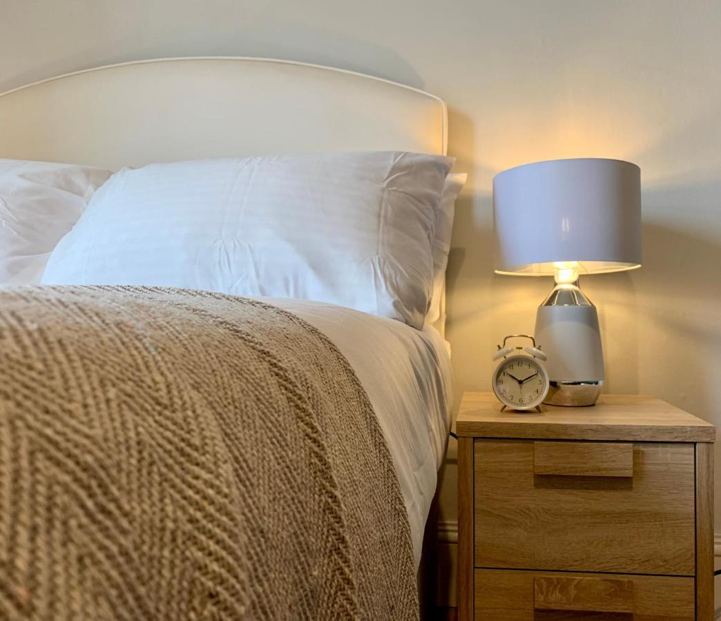 Somerford Place - 6 Beds - Sleeps 12 - Parks 2-3 Cars/Vans Willenhall Exterior foto