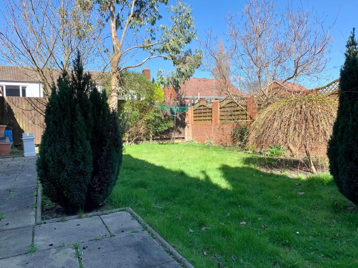 Somerford Place - 6 Beds - Sleeps 12 - Parks 2-3 Cars/Vans Willenhall Exterior foto
